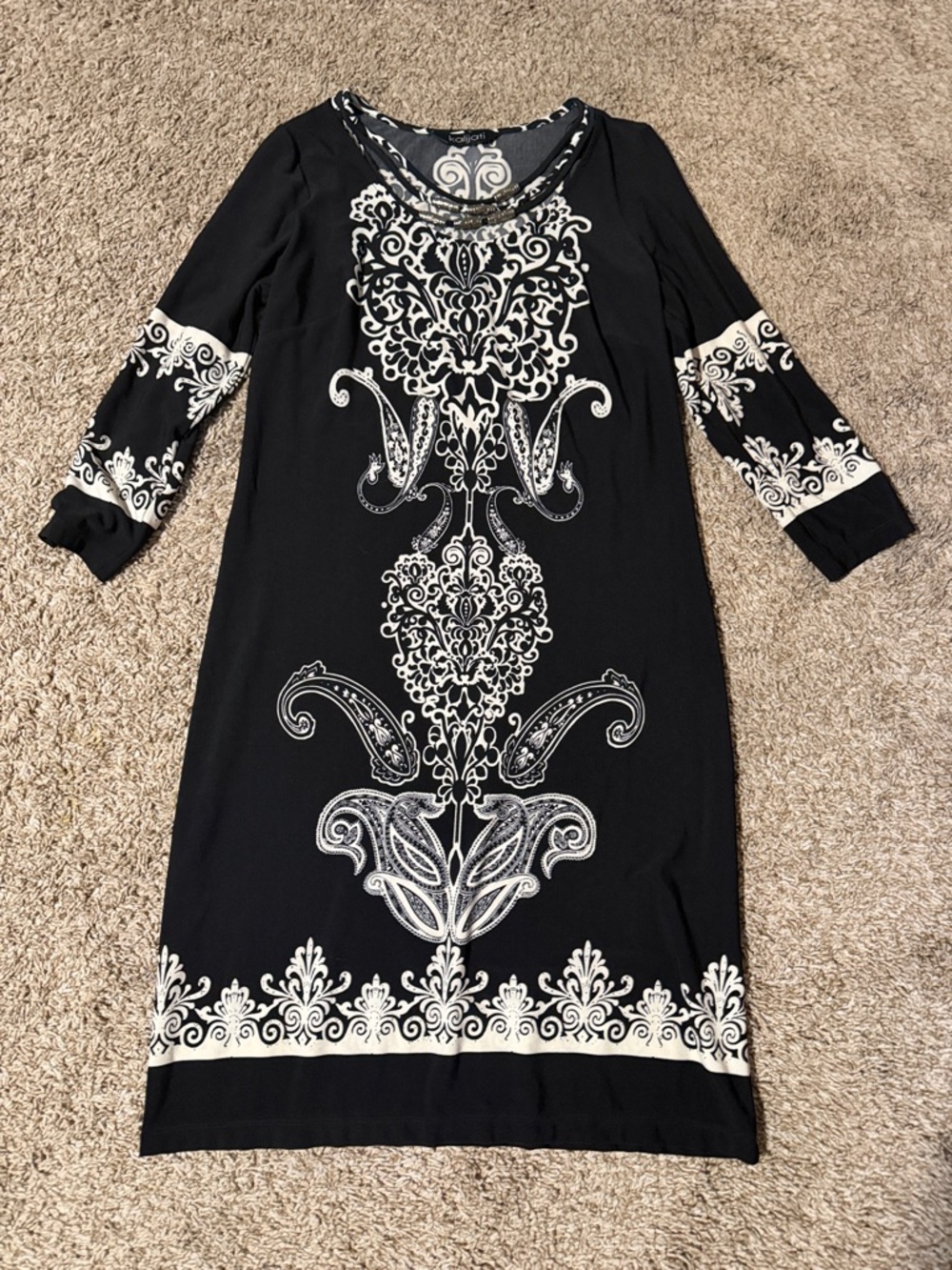Black & White Printed Knit Long-Sleeve Shift Dress
